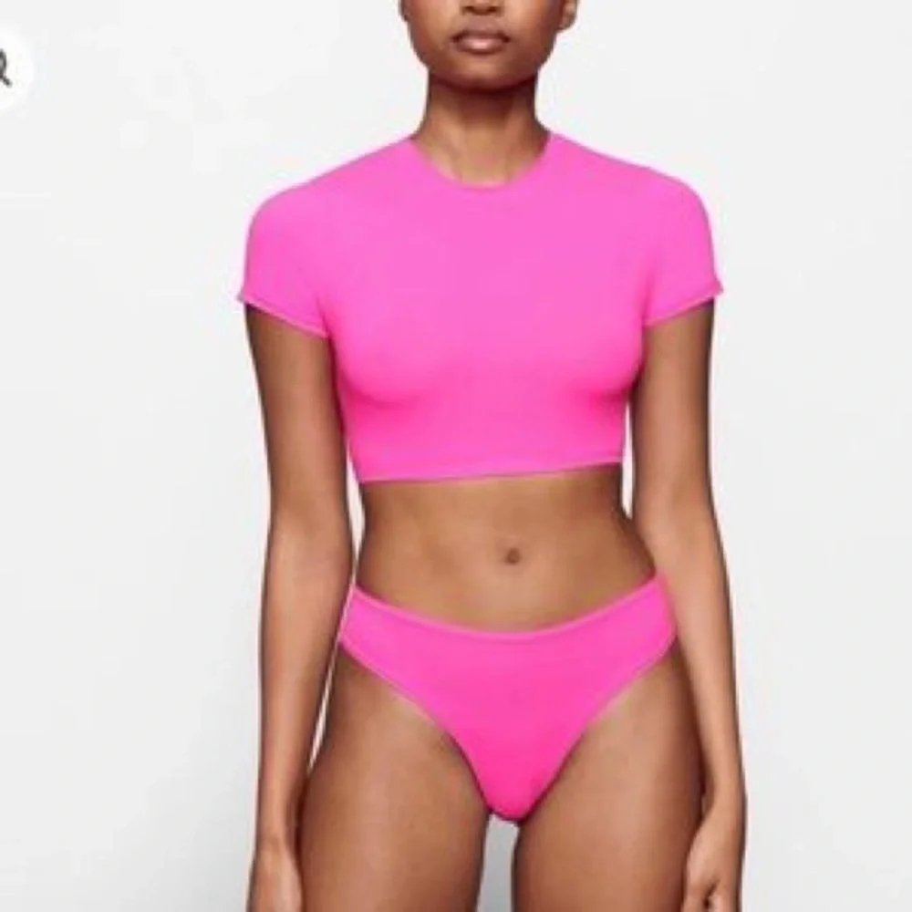 NWT SKIMS Neon Pink Crop Top - Picture 4 of 4